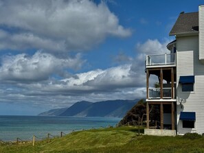 Exterior - Seagull by OceanviewHotTubs Oceanfront Tesla charging Oceanfront Shelter Cove (Whitethorn)