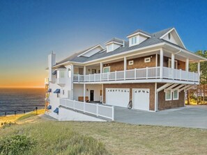 Exterior - Seagull by OceanviewHotTubs Oceanfront Tesla charging Oceanfront Shelter Cove (Whitethorn)