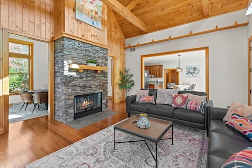 Secluded Luxurious Chalet with Pool and Hot Tub. Pet-Friendly!