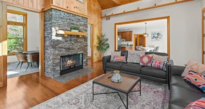 Secluded Luxurious Chalet with Pool and Hot Tub. Pet-Friendly!