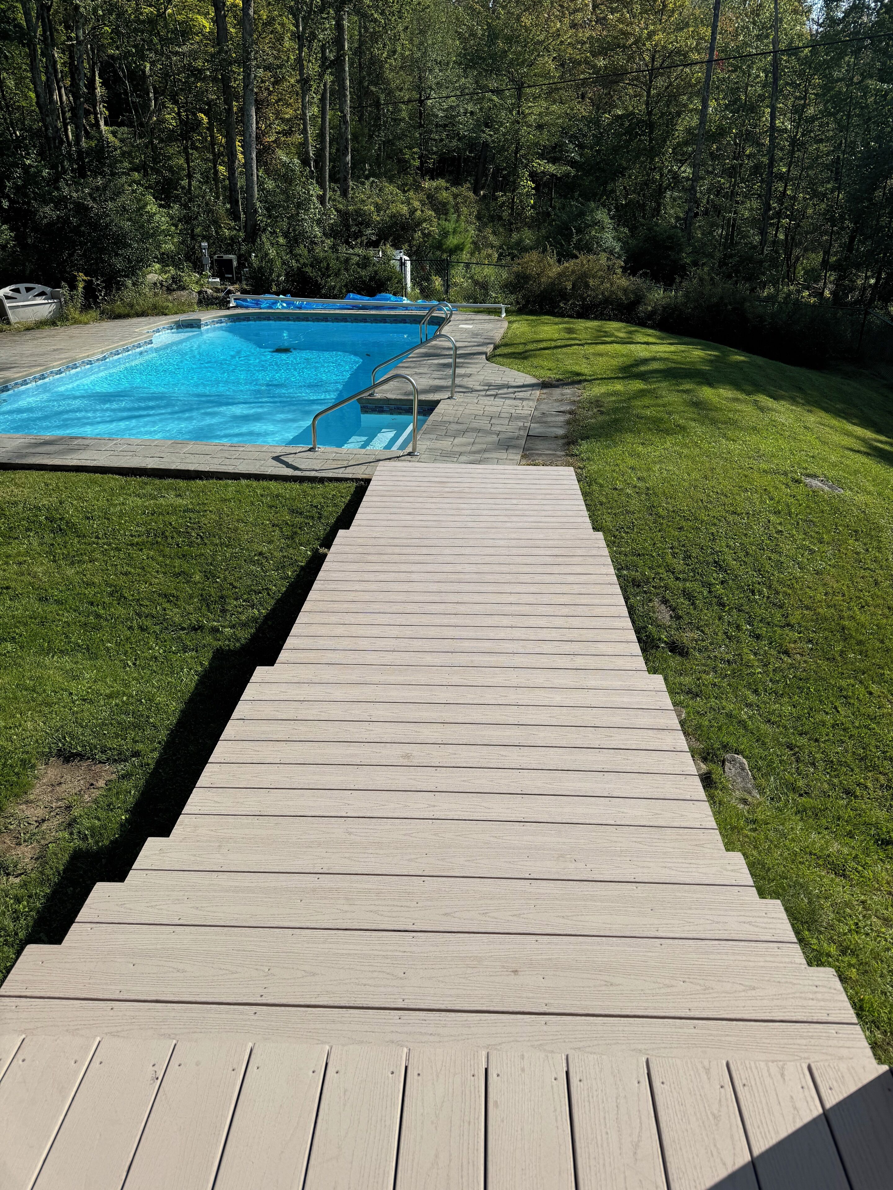 Een buitenzwembad en een verwarmd zwembad