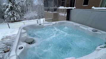 Tina de hidromasaje al aire libre