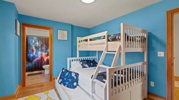 6 bedrooms, desk, iron/ironing board, travel crib