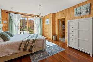 6 bedrooms, desk, iron/ironing board, travel cot