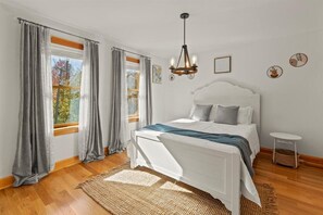 6 bedrooms, desk, iron/ironing board, travel cot - Secluded Luxurious Chalet with Pool and Hot Tub. Pet-Friendly! (Cropseyville)