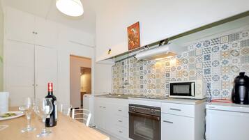 Réfrigérateur, four, plaque de cuisson, cafetiÚre/bouilloire