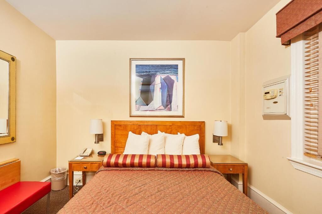 Standard Queen Space, The Alexander Inn, Charming Design, Central Philly - Camden, NJ