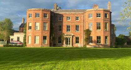 Large, comfortable Manor House near Ludlow with ten en-suite bedrooms.