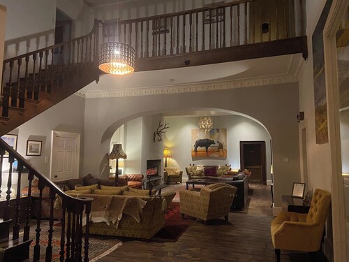 Large, comfortable Manor House near Ludlow with ten en-suite bedrooms.