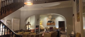 Large, comfortable Manor House near Ludlow with ten en-suite bedrooms.