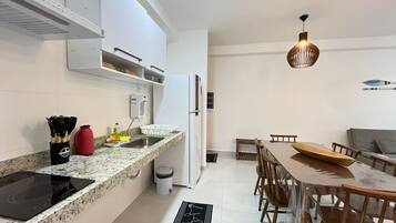 Geladeira, cooktop, cafeteira/chaleira, chaleira elétrica