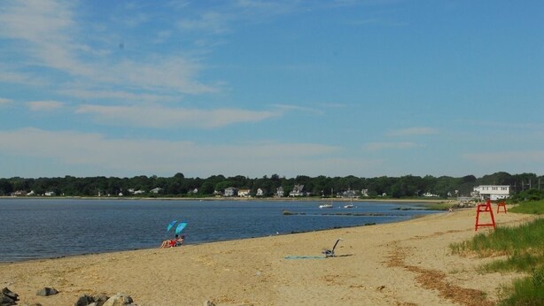 A beach with a sandy shore, a few people, and a calm body of water. - Beach house - 2 min from Conimicut Beach (Warwick)