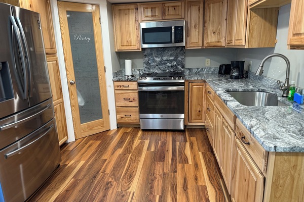 Frigorifero, microonde, forno, piano cottura