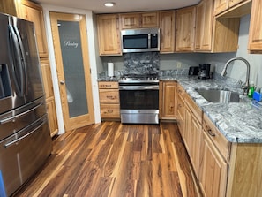 Geladeira, micro-ondas, fogão, cooktop