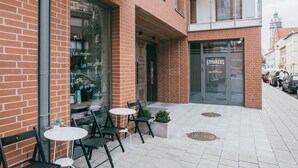 Un edificio de ladrillo con escaparate que dice 