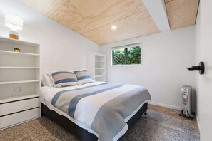 5 bedrooms, iron/ironing board, WiFi, bed sheets