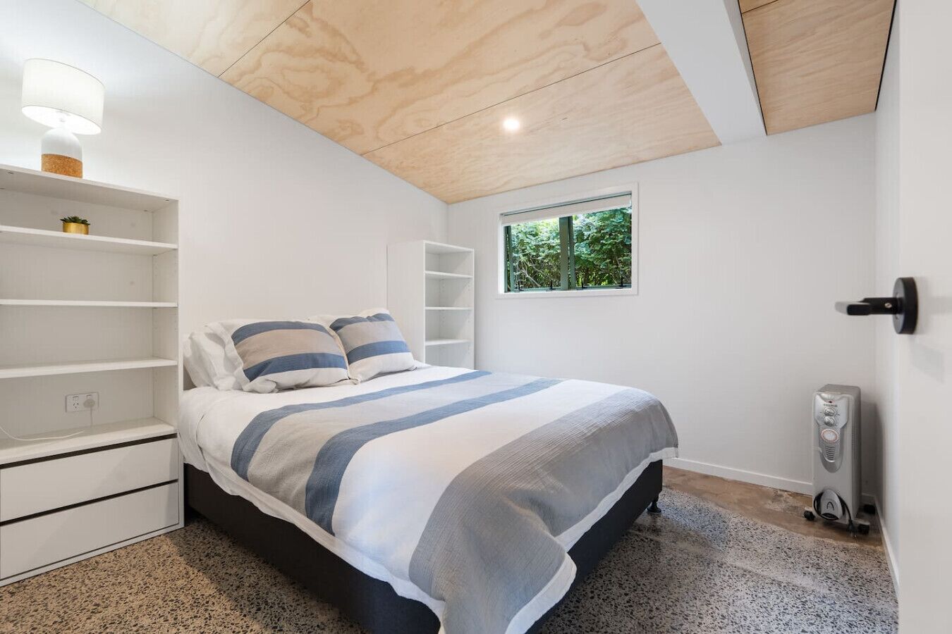 5 bedrooms, iron/ironing board, WiFi, bed sheets