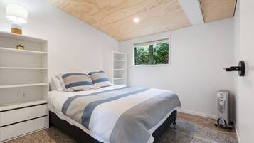 5 bedrooms, iron/ironing board, WiFi, bed sheets