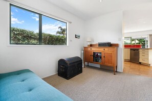 5 bedrooms, iron/ironing board, WiFi, bed sheets