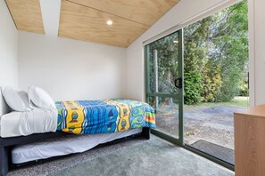 5 bedrooms, iron/ironing board, WiFi, bed sheets