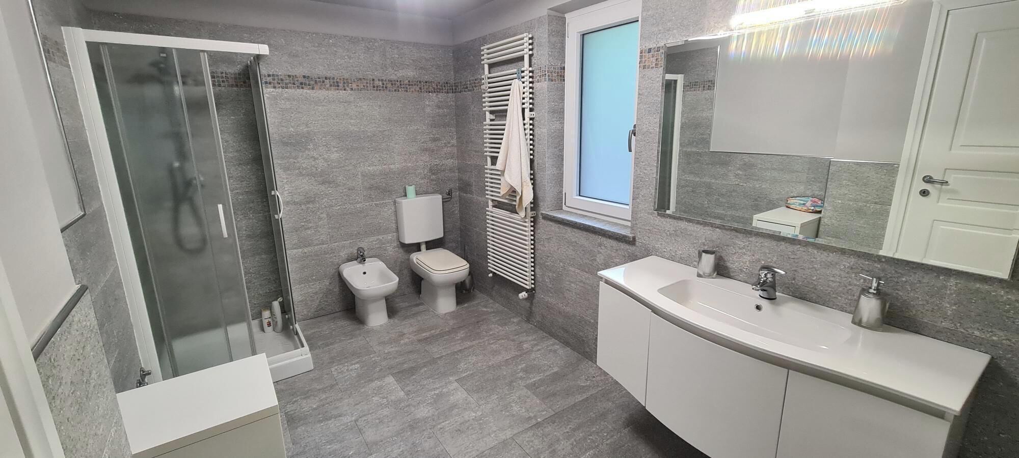 Ducha, secador de pelo, bidé y toallas