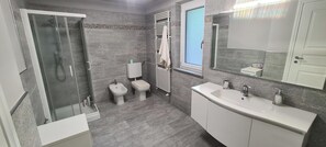 Shower, hair dryer, bidet, towels - VILLA FIORITA STUDIO APARTMENT LAKE VIEW  (Avigliana)