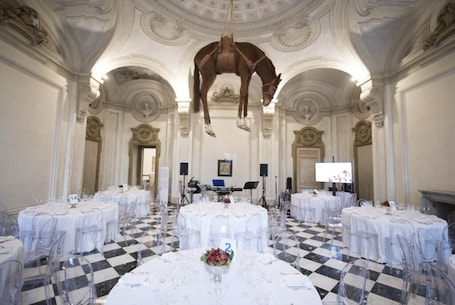 Banquet hall. VILLA FIORITA STUDIO APARTMENT LAKE VIEW