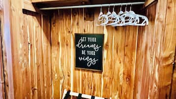 Cabane, 1 trĂšs grand lit | 1 chambre, fer et planche Ă  repasser, Wi-Fi gratuit