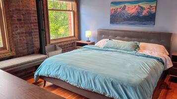 3 bedrooms, desk, iron/ironing board, travel crib