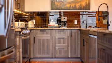 Coffee/tea maker, fridge, microwave, oven