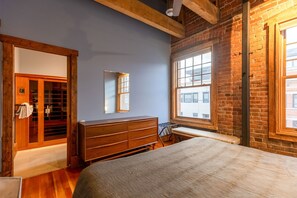 3 bedrooms, desk, iron/ironing board, travel crib