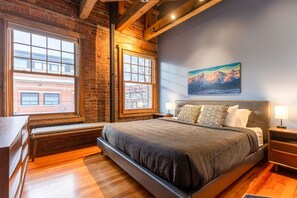 3 chambres, bureau, fer et planche à repasser, lit parapluie