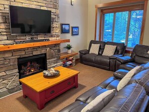 TV, fireplace - 5 Min. Drive to the Resort & Fernie. Hot Tub (Fernie)