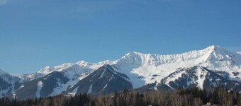 5 Min. Drive to the Resort & Fernie. Hot Tub