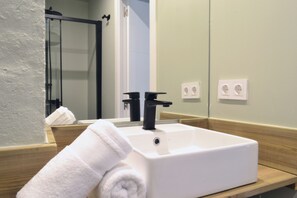 Sèche-cheveux, serviettes fournies, papier toilette