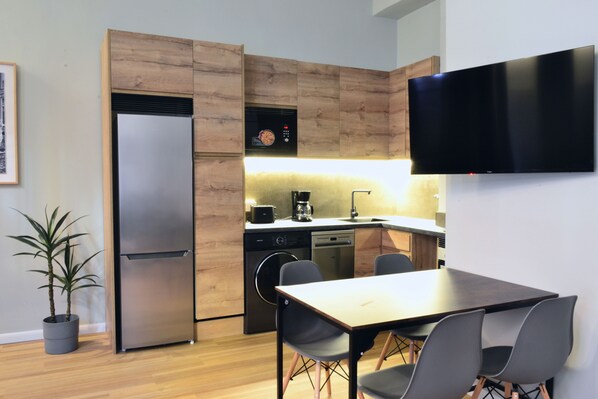 Micro-ondes, four, plaque de cuisson, lave-vaisselle