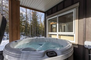 Outdoor spa tub - Beautiful Newly Built 4 Bedroom Town Home (Fernie)