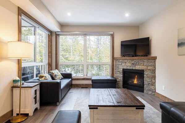 Smart TV, fireplace - Beautiful Newly Built 4 Bedroom Town Home (Fernie)