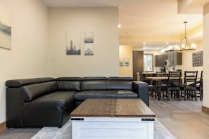 Smart TV, fireplace - Beautiful Newly Built 4 Bedroom Town Home (Fernie)