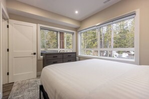 4 bedrooms, iron/ironing board, travel cot, free WiFi - Beautiful Newly Built 4 Bedroom Town Home (Fernie)