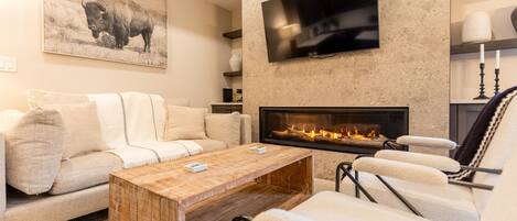 Una Smart TV, una chimenea