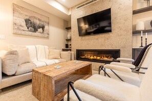 Smart TV, fireplace