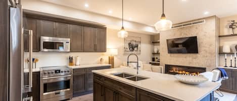 Réfrigérateur, micro-ondes, four, plaque de cuisson