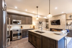 Réfrigérateur, four à micro-ondes, un four, surface de cuisson