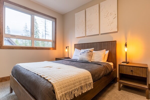 4 chambres, bureau, fer et planche à repasser, lit de bébé portatif