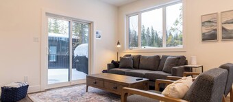 Gorgeous 2 Bedroom with Private Hot Tub. A/C