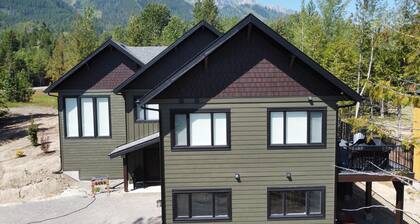 Gorgeous 2 Bedroom with Private Hot Tub. A/C