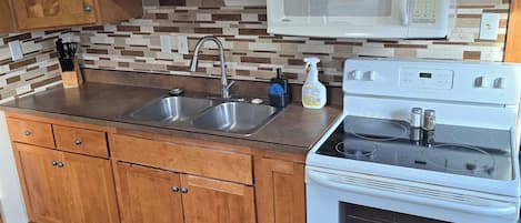 Full-sized fridge, microwave, oven, stovetop