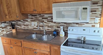 Charming 2+ bedroom house in walking distance from Sanford, Augi, & U of S.F.