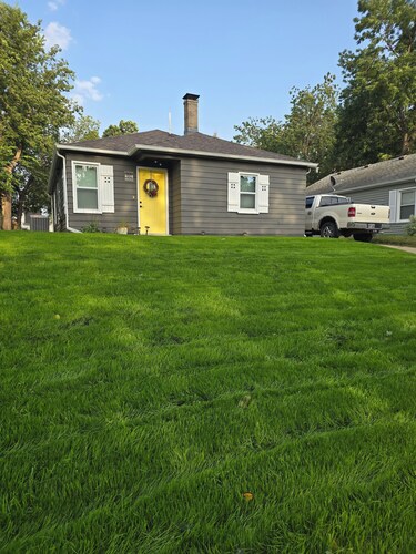 Charming 2+ bedroom house in walking distance from Sanford, Augi, & U of S.F.  